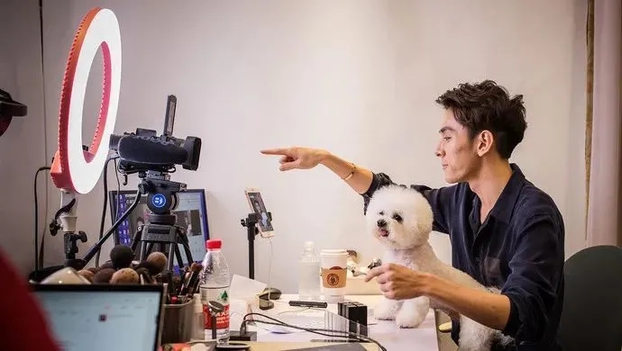 李佳琦李雪琴被中消协点名;小鹏汽车回应马斯克炮轰:明年打得你找不着东;原菜鸟副总裁涉嫌受贿数百万…